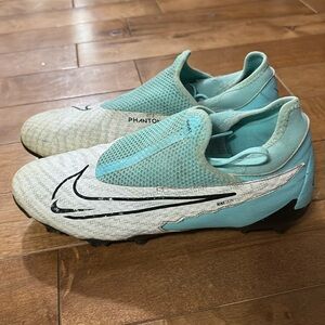 Nike Phantom Ghost soccer cleats
Women’s 7.5